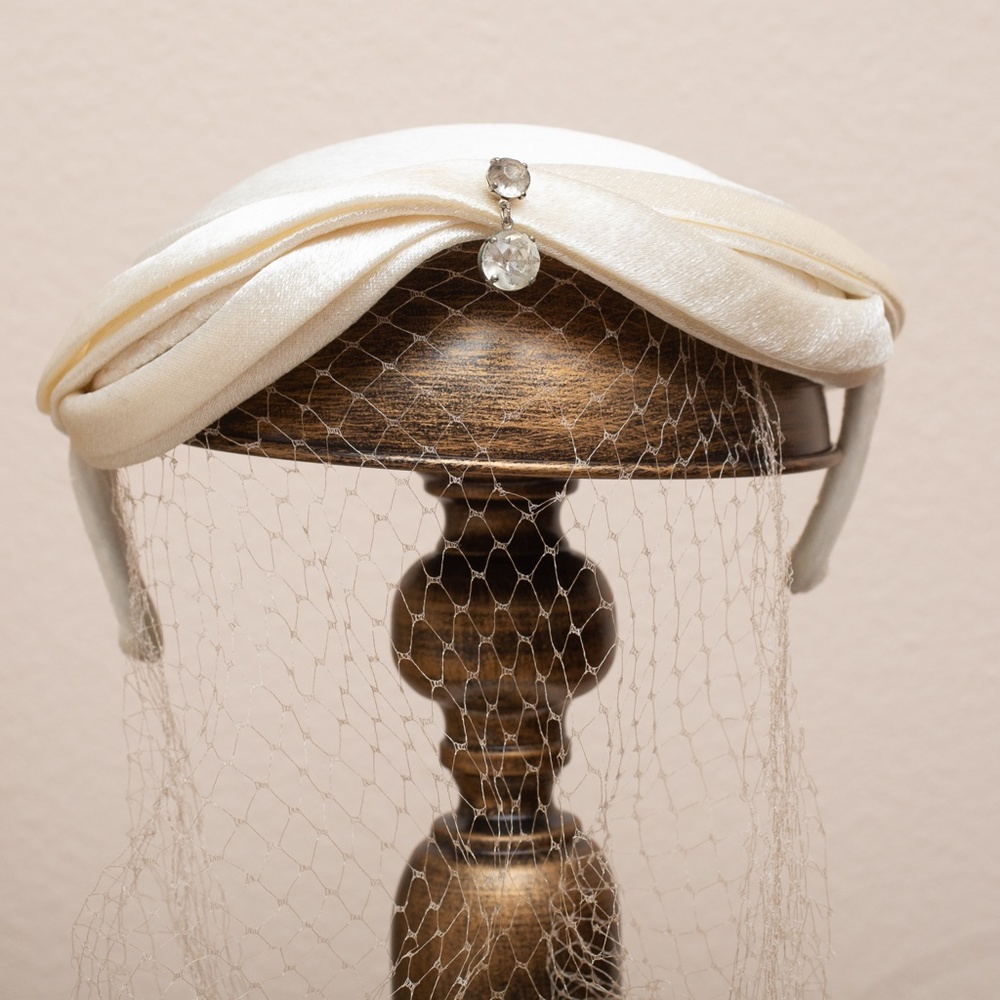 *SOLD* 💎Cream satin vintage 1950s fascinator hat with netting & Rhinestone Drop - Picture 12 of 12